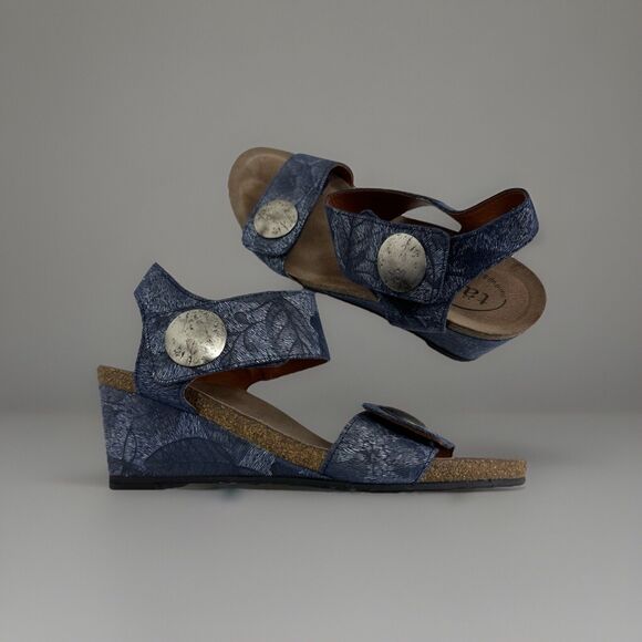 Taos Slate Denim Blue Floral Carousel 2 Metal Buttons Wedge Sandals, size 7.5 - Picture 1 of 9